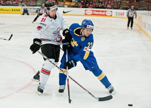 Mathias Seger, Schweiz, stoppar Linus Omark, Sverige