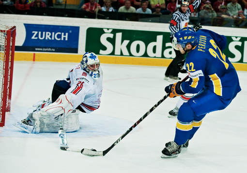 Niklas Persson, Sverige, skjuter mot Martin Gerber,