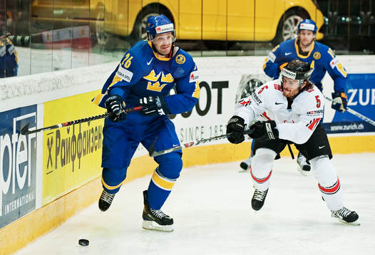 Marcus Nilson, Sverige, försöker att ta sig förbi