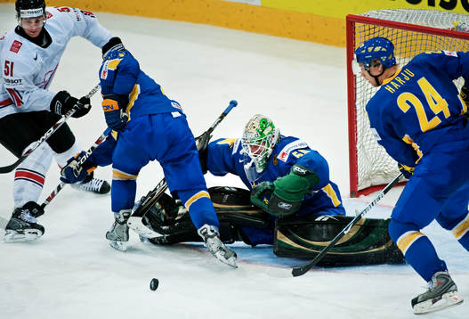 Jonas Gustavsson, målvakt, Sverige, gör en kanonräddning