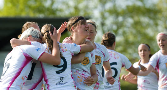 0-1, Linda Forsberg, 3-målsskytt som grattas. Jubel,