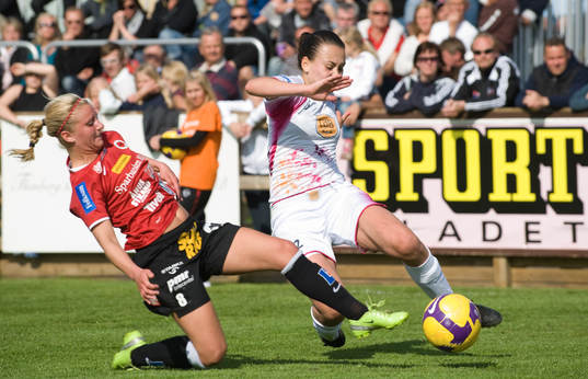 Gudny Björk Odinsdottir stoppar Nera Smajic, Malmö