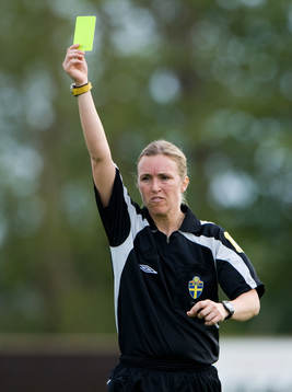 Sara Persson, domare, Rävlanda, visar gult kort. Varning