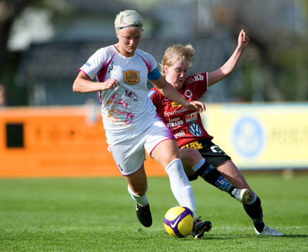 Sofie Persson försöker stoppa Nilla Fischer