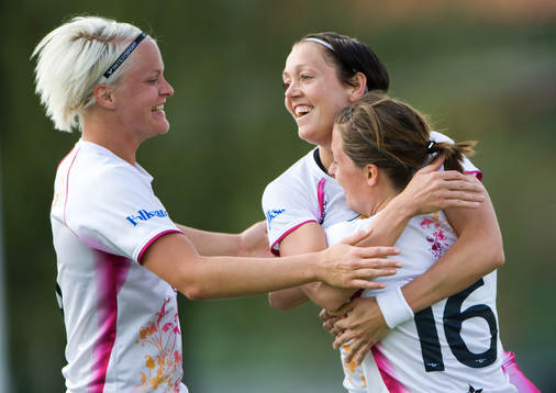 Mål, Therese Sjögran har ökat på ledningen och grattas