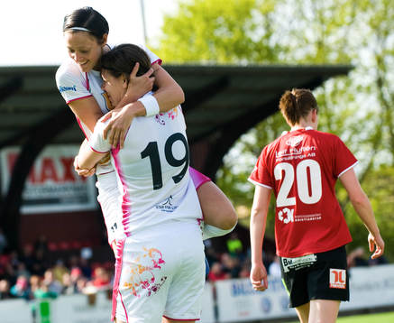 0-1, Linda Forsberg, 3-målsskytt som grattas av Therese