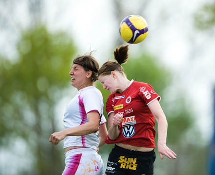3-målsskytten Linda Forsberg vinner nickduell mot Sofie