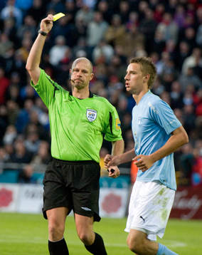 Martin Hansson, domare ger varning till Jasmin Sudic, Malmö