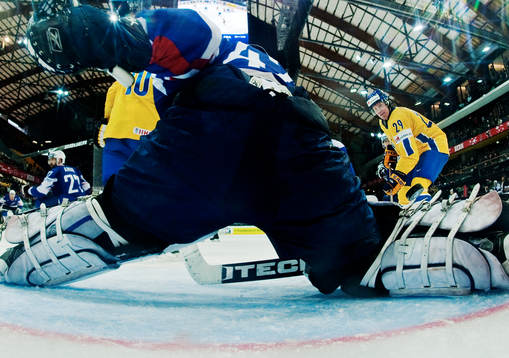Kenny Jönsson, Sverige, styr in 6-3-målet bakom Fabrice