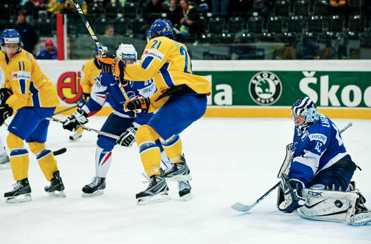Loui Eriksson, Sverige, hoppar över pucken som träffar