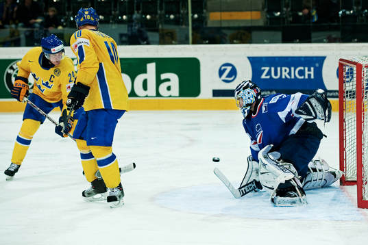 Kenny Jönsson, Sverige, styr in 6-3 bakom Fabrice Lhenry,