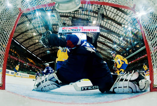 Kenny Jönsson, Sverige, styr in 6-3-målet bakom Fabrice