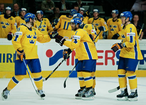 Rickard Wallin, Sverige, gratuleras till sitt mål i andra