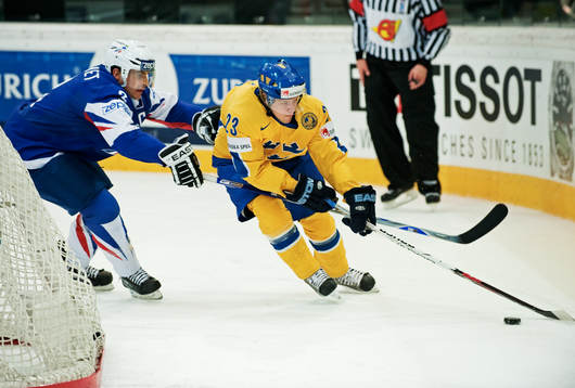 Linus Omark, Sverige, tar sig förbi Vincent Bachet,
