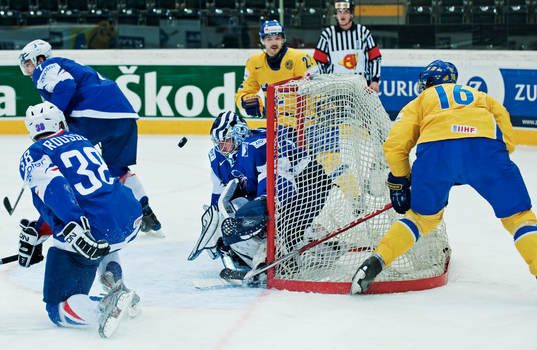 Johan Andersson, Sverige, är nära att göra mål på