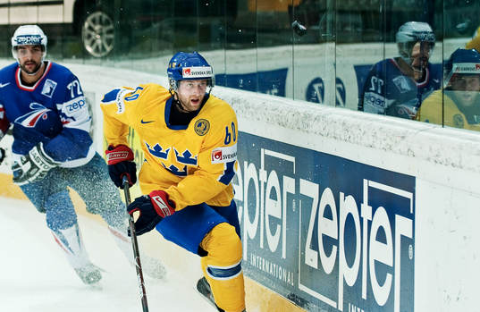 Kristian Huselius, Sverige, har blicken fokuserad på pucken