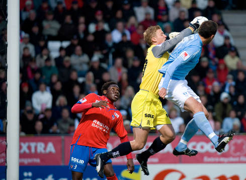 Pär Hansson, målvakt, plockar ner en boll