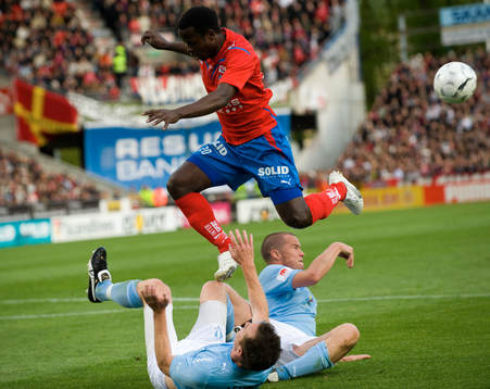 Isaac Chansa har fått ner Daniel Andersson och Ulrich