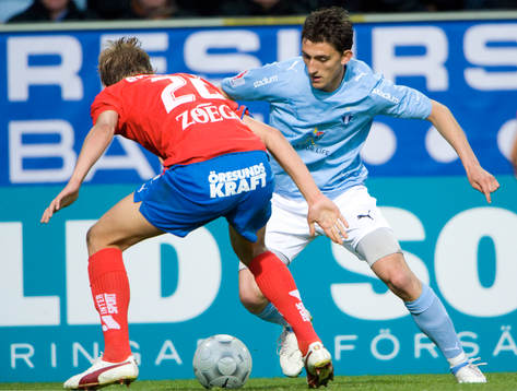 Agon Mehmeti, Malmö, försöker lura Joel Ekstrand,