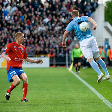 Daniel Larsson vet inte riktigt var bollen finns