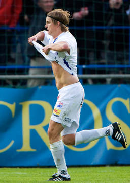 1-0 Andreas Drugge, som drar tröjan över huvudet och blir