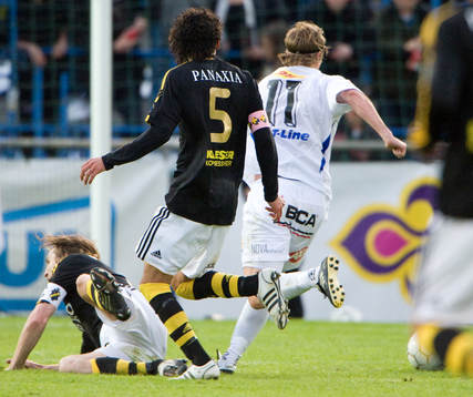 1-0 Andreas Drugge har lurat ner Nils-Eric Johansson och