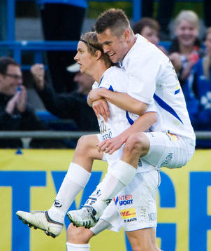 1-0 Andreas Drugge har gjort segermålet och drar tröjan