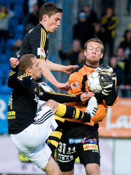 Jorge Ortiz och Kenny Pavey trycker till Viktor Noring,