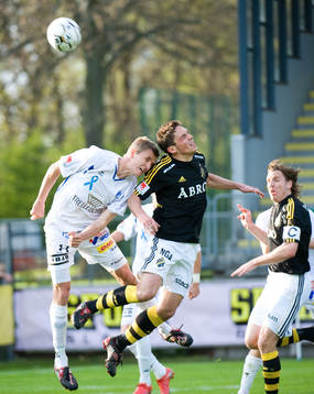 Rasmus Bengtsson och Milan Burgic, nickduell