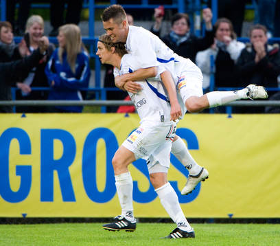 1-0 Andreas Drugge, som grattas av Joakim Sjöhage. Jubel,