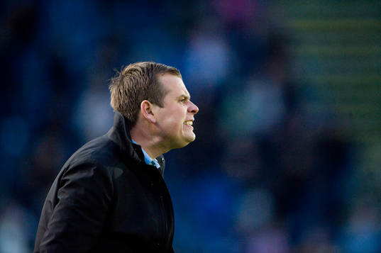 Mikael Stahre, tränare,  grinar illa