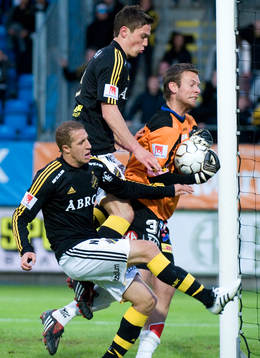 Jorge Ortiz och Kenny Pavey trycker till Viktor Noring,