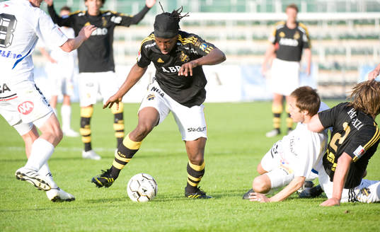 Martin Mutumba flyger fram