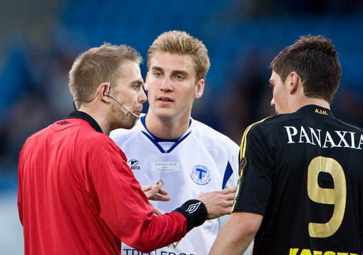 Johan Hamlin, domare, och Rasmus Bengtsson, Trelleborg