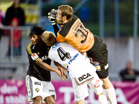 Martin Kayongo-Mutumba, AIK och Viktor Noring, målvakt,
