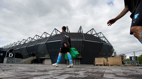 Malmö FFs juniorer passerar nya arenan. Borås Arena