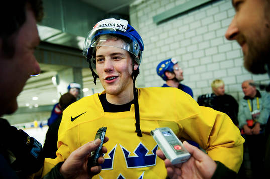 Linus Omark pratar med media
