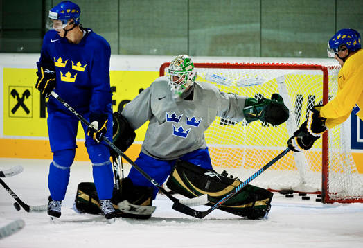 Jonas Gustavsson, målvakt, räddar ett skott