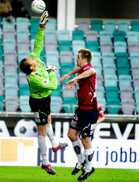 Bengt Andersson, målvakt Örgryte, räddar ett skott i sin