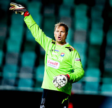 Bengt Andersson, målvakt, räddar ett skott i sin comeback