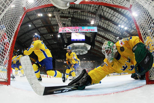 Jonas Gustavsson, målvakt, Sverige, gör en räddning