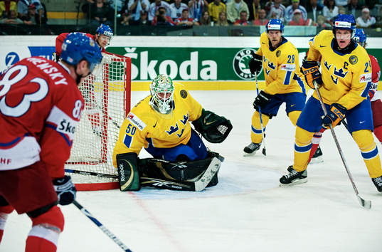 Jonas Gustavsson, målvakt, samarbetar med Dick Tärnström