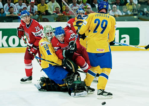 Milan Michalek, Tjeckien, dyker in över Jonas Gustavsson,