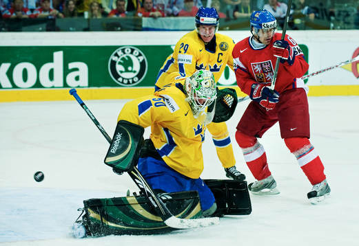 Jonas Gustavsson, målvakt, Sverige, räddar ett skott