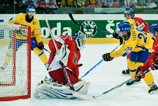 Dick Tärnström, Sverige, gör 2-0 bakom Jakub Stepanek,
