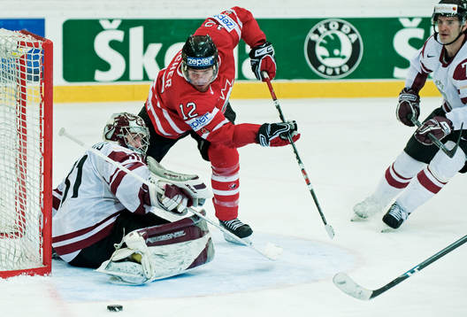 Mike Fisher, Kanada, är nära att göra mål på Edgars