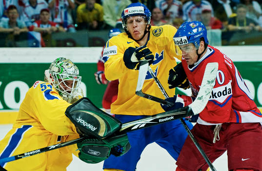 Medan Jonas Gustavsson, målvakt, räddar ett skott håller
