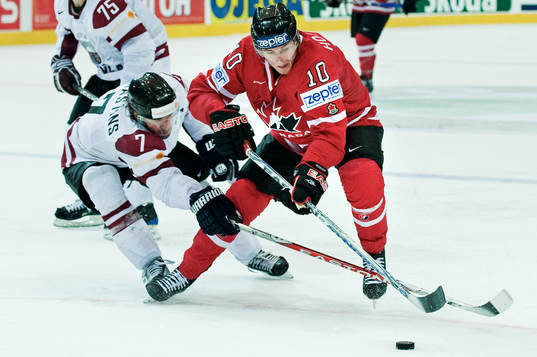 Shawn Horcoff, Kanada, tar sig förbi Karlis Skrastins,