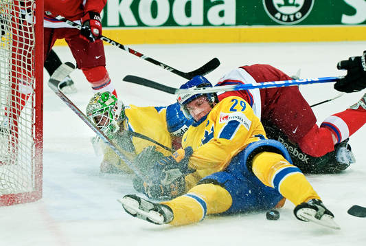 Jonas Gustavsson, målvakt, och Kenny Jönsson, Sverige,