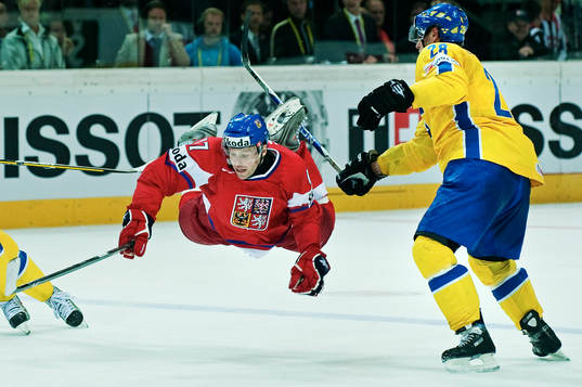 Dick Tärnström, Sverige, får Jaroslav Hlinka, Tjeckien,